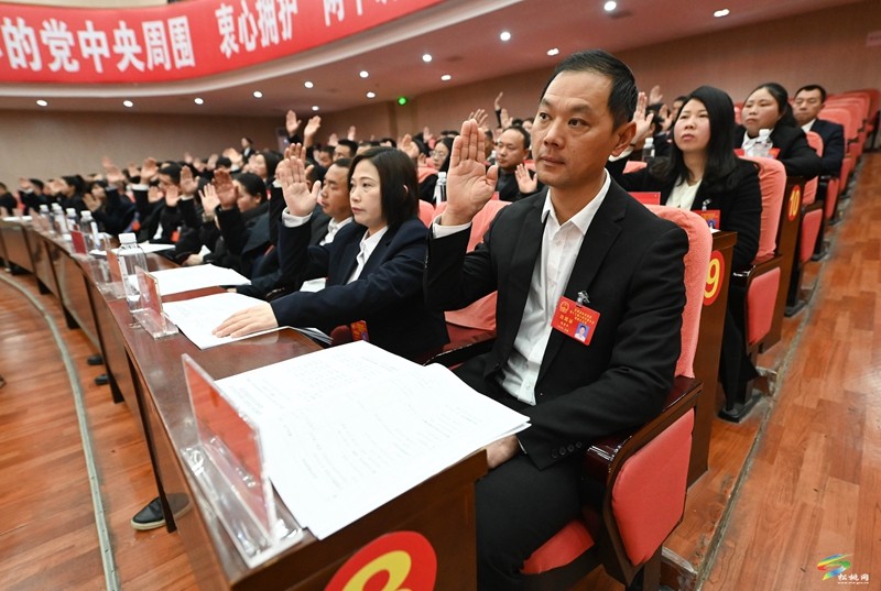 縣十七屆人大四次會(huì)議勝利閉幕