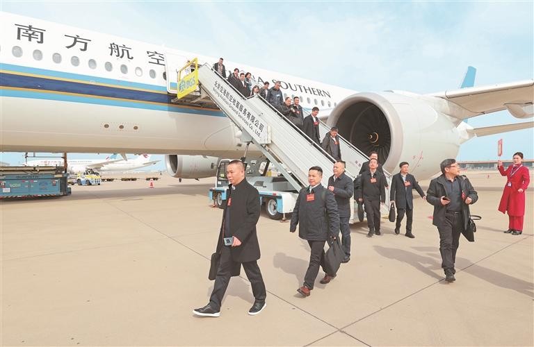 出席全國(guó)兩會(huì)的貴州代表委員抵達(dá)北京