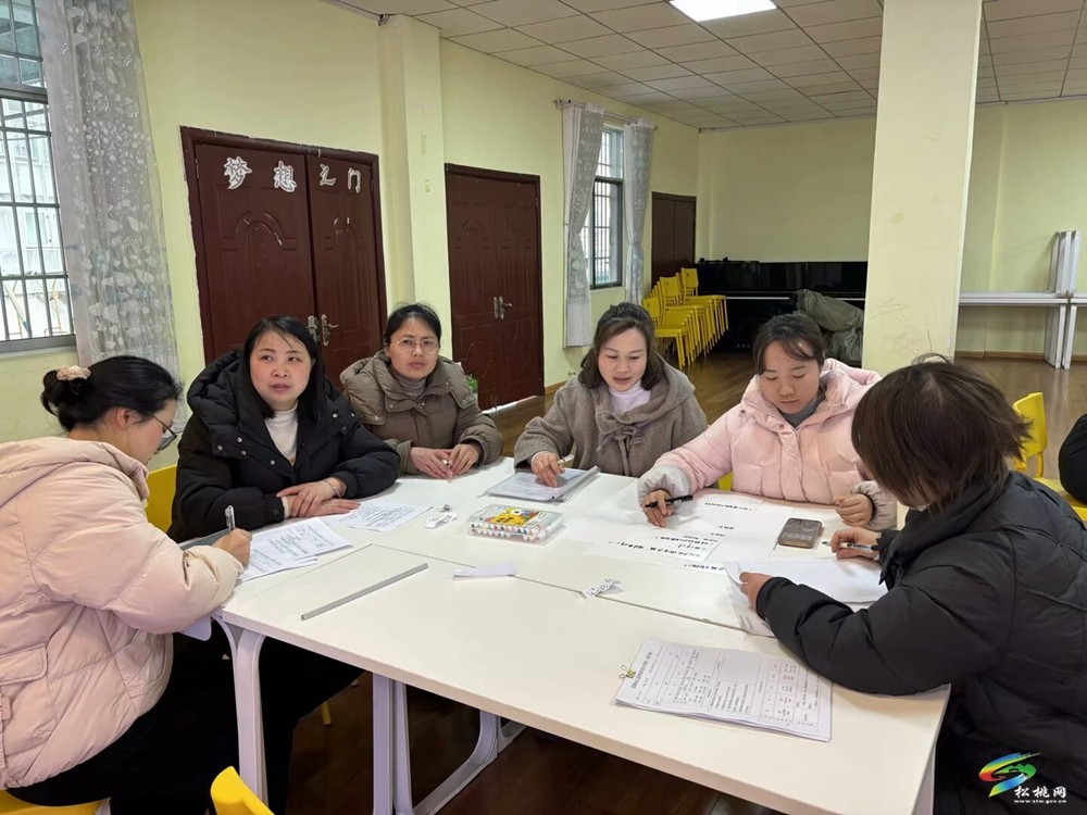 松桃孟溪幼兒園開展“優(yōu)化戶外游戲區(qū)域材料投放（一）”教研