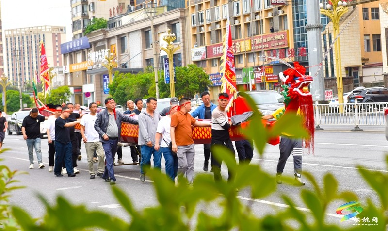 松桃:龍舟下水  奮楫爭先展風(fēng)采