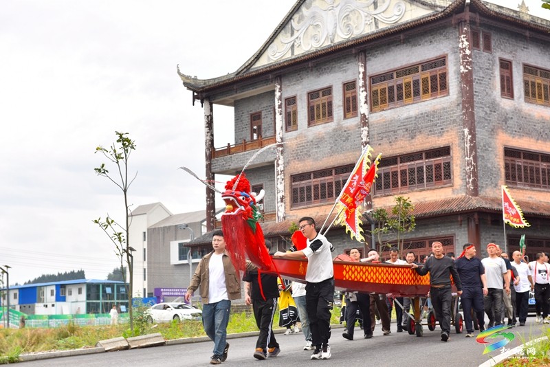 松桃:龍舟下水  奮楫爭先展風(fēng)采