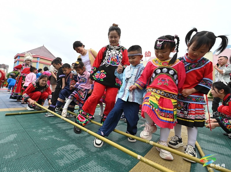 松桃第三幼兒園：舉辦幼兒版“四月八”活動，超萌～