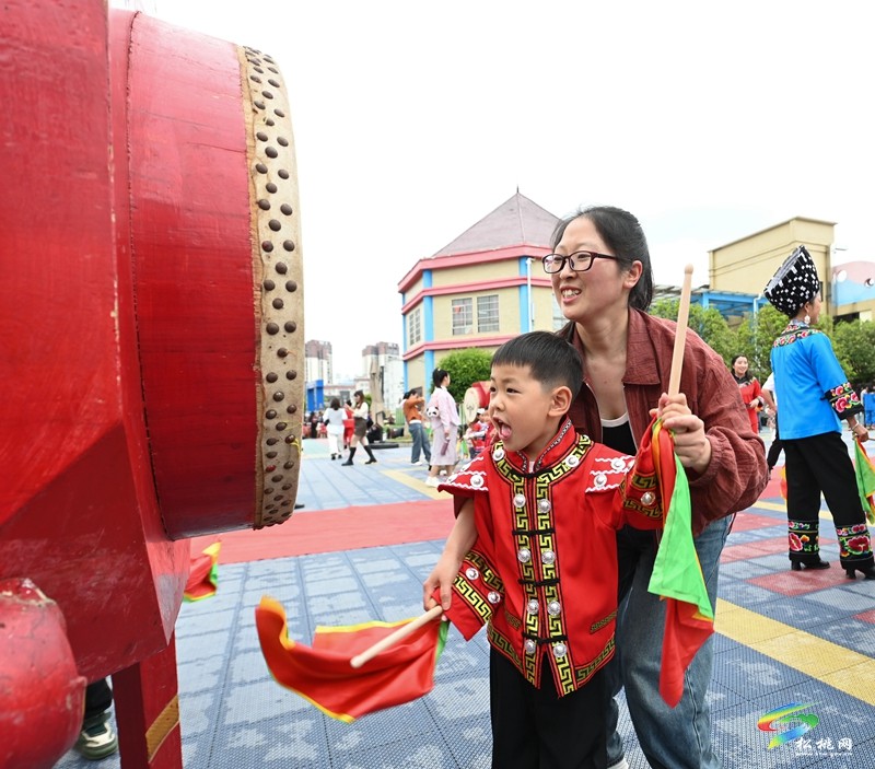 松桃第三幼兒園：舉辦幼兒版“四月八”活動，超萌～