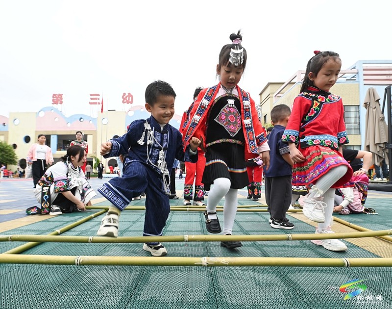 松桃第三幼兒園：舉辦幼兒版“四月八”活動，超萌～