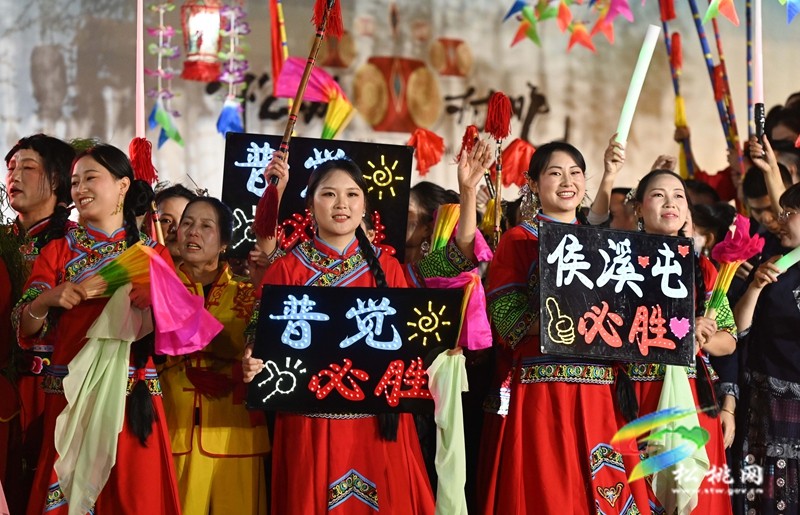 【吃貴州“晚飯”·看松桃村晚】一場“村晚”一座橋，聯(lián)結(jié)鄰里和諧情誼深