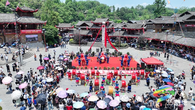八方賓朋聚苗城 歌舞歡度“四月八”
