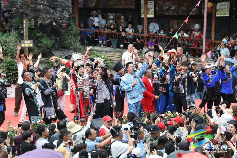 八方賓朋聚苗城 歌舞歡度“四月八”