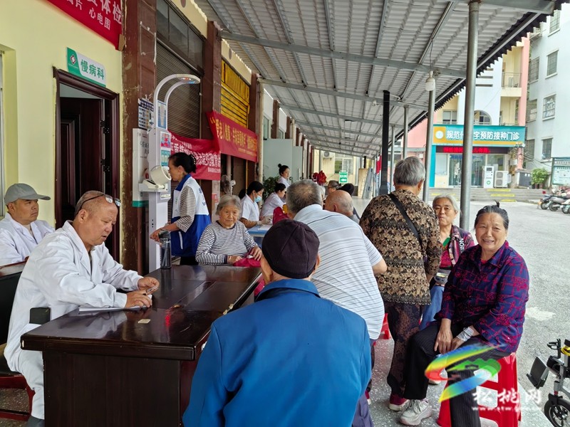 松桃老吾老驛站聯(lián)合蓼皋街道社區(qū)衛(wèi)生服務(wù)中心開展“關(guān)愛老人健康·共筑幸福晚年”健康體檢活動(dòng)