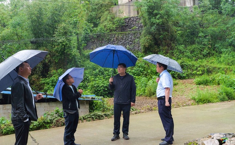 吳廷友檢查地質(zhì)災(zāi)害隱患防治及安全生產(chǎn)工作