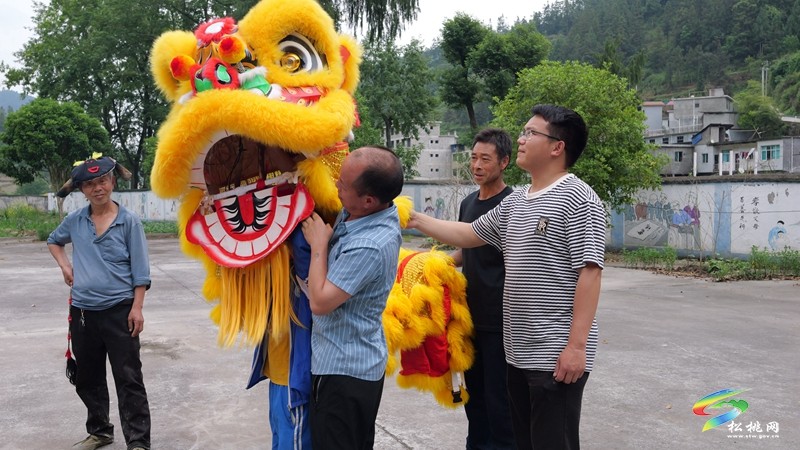 六旬老人陳應(yīng)貴：“舞”出別樣“獅”生