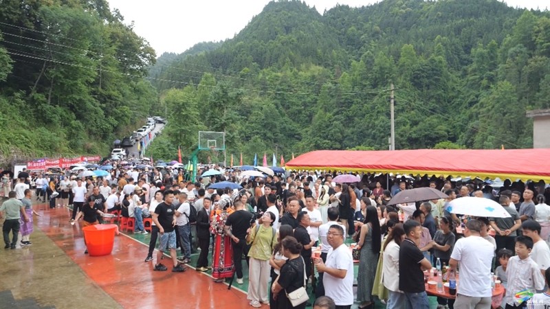 【網(wǎng)絡(luò)中國節(jié)·端午】戰(zhàn)鼓余韻化作歡歌！牛郎松江矮紅龍舟隊載譽(yù)歸鄉(xiāng)燃沸苗寨