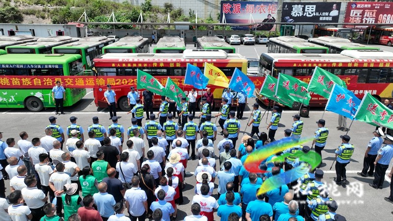 松桃：287輛“愛心送考車”啟程 護(hù)航高考學(xué)子“趕考路”
