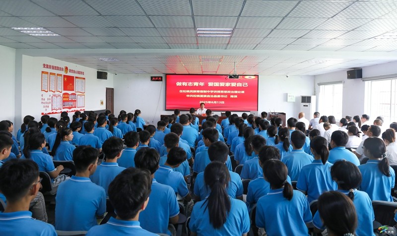 陳琪到松桃民族寄宿制中學(xué)宣講習(xí)近平總書記在貴州考察時的重要講話精神并講授思想政治理論課