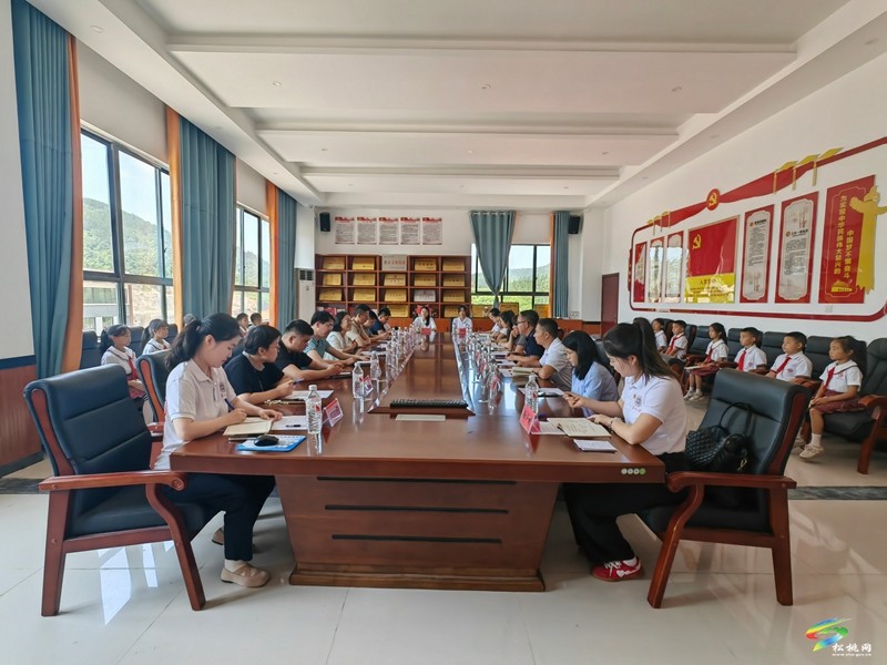 情系山區(qū)教育 共譜協(xié)作新篇——蘇州大學(xué)來松桃慰問第26屆研究生支教團座談會召開