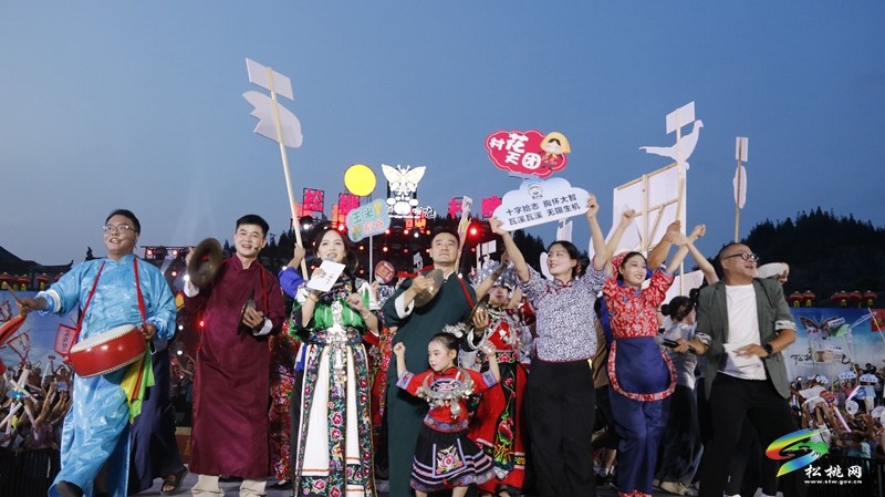 【吃貴州“晚飯”·看松桃村晚】松桃村晚酣戰(zhàn)：長坪鄉(xiāng)苗韻流淌展風(fēng)情 瓦溪鄉(xiāng)機(jī)器人靈動(dòng)秀新意