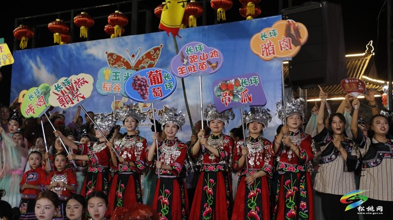 【吃貴州“晚飯”·看松桃村晚】松桃村晚酣戰(zhàn)：長坪鄉(xiāng)苗韻流淌展風(fēng)情 瓦溪鄉(xiāng)機(jī)器人靈動(dòng)秀新意