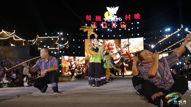 【吃貴州“晚飯”·看松桃村晚】松桃村晚酣戰(zhàn)：長坪鄉(xiāng)苗韻流淌展風(fēng)情 瓦溪鄉(xiāng)機(jī)器人靈動(dòng)秀新意