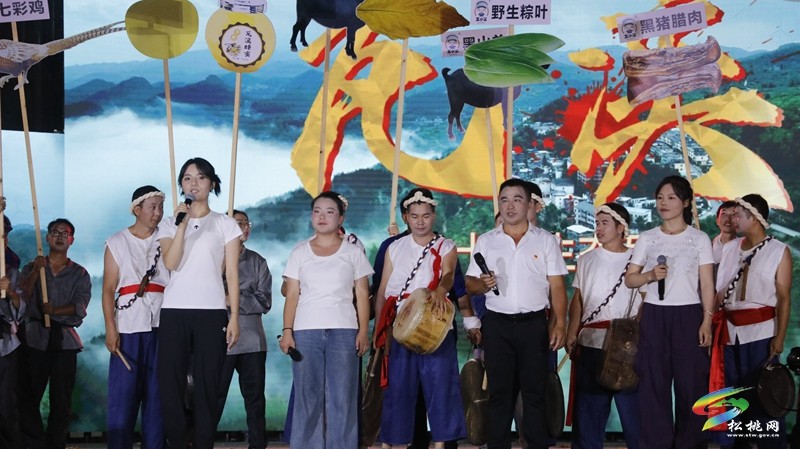 【吃貴州“晚飯”·看松桃村晚】松桃村晚酣戰(zhàn)：長坪鄉(xiāng)苗韻流淌展風(fēng)情 瓦溪鄉(xiāng)機(jī)器人靈動(dòng)秀新意