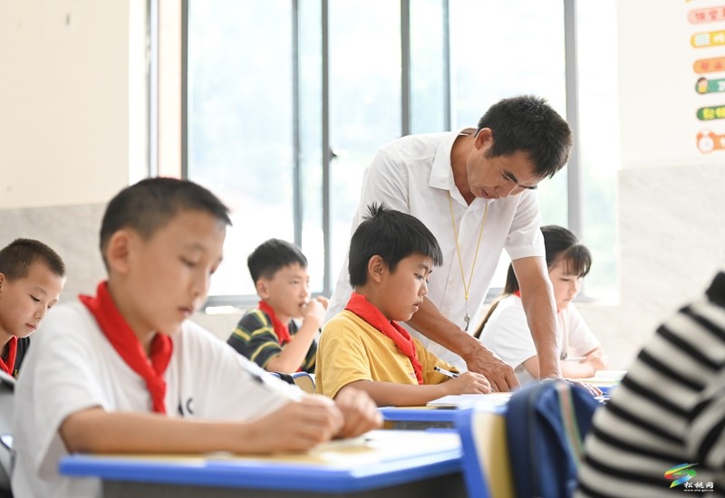 任達兵：扎根邊區(qū)十九載，守望學(xué)子求學(xué)路