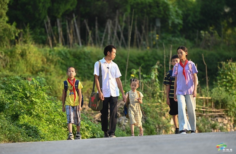 任達兵：扎根邊區(qū)十九載，守望學(xué)子求學(xué)路
