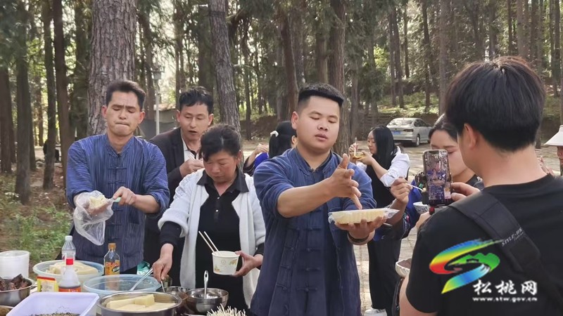 【吃貴州“晚飯”·看松桃村晚】松桃村晚：直播達(dá)人現(xiàn)場(chǎng)帶貨助農(nóng)