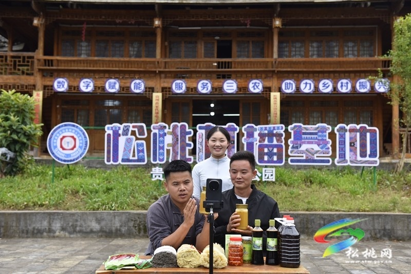 【吃貴州“晚飯”·看松桃村晚】松桃村晚：直播達(dá)人現(xiàn)場(chǎng)帶貨助農(nóng)